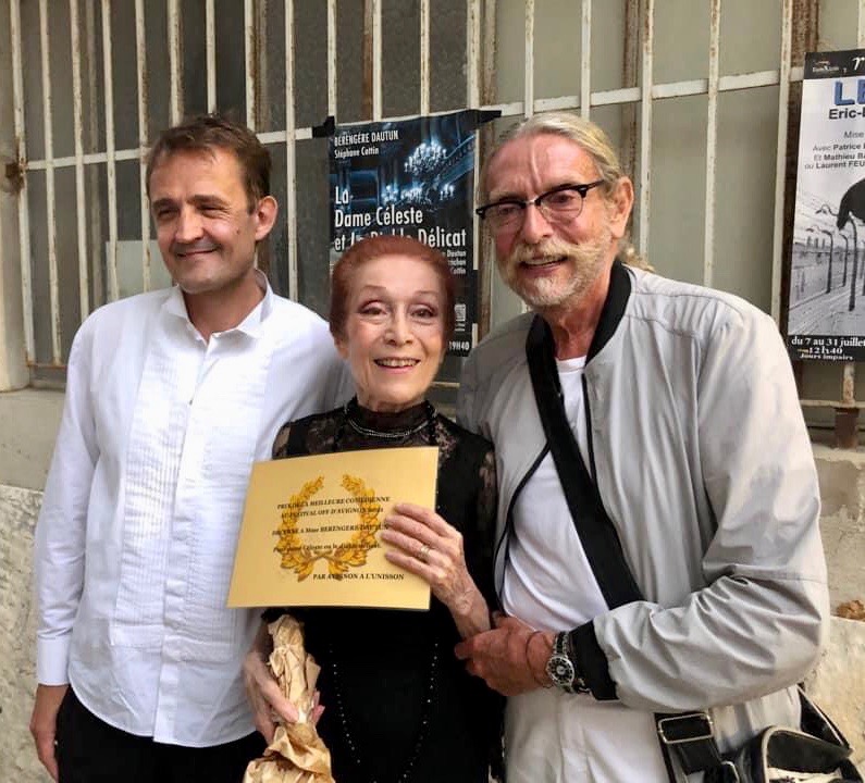 Photo de Stéphane Cottin, Bérengère Dautun et Claude-Alain Planchon avec le Prix de la meilleure comédienne du OFF d’Avignon 2021